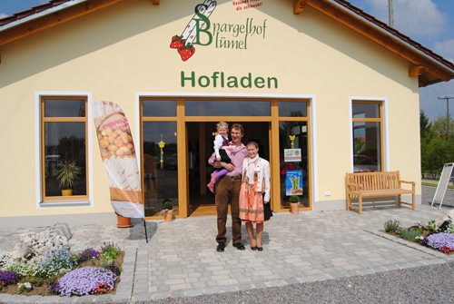 Familie Blümel vor Ihrem Hofladen. Blümel's Hofladen